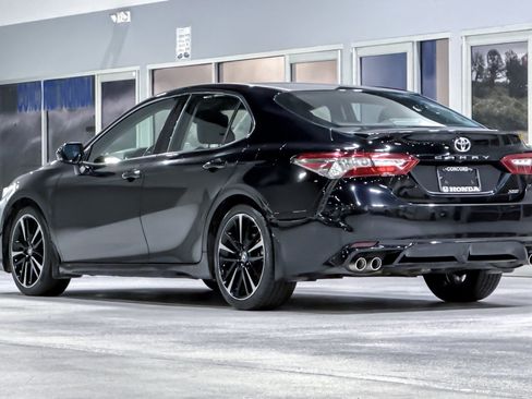 Used 2018 Toyota Camry XSE FWD image 3