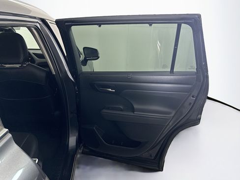 Used 2021 Toyota Highlander XLE image 34