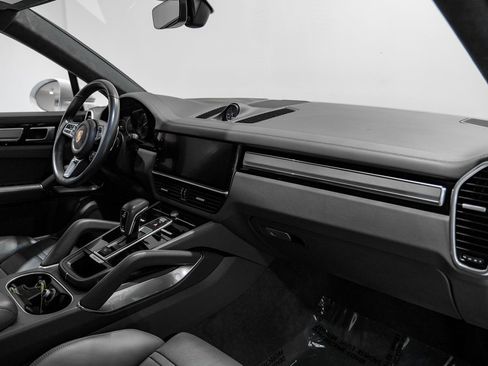 Used 2020 Porsche Cayenne Turbo image 12
