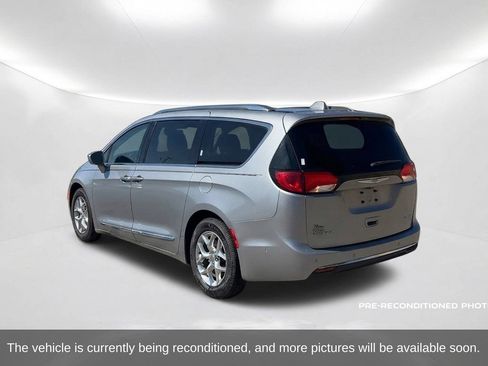 Used 2017 Chrysler Pacifica Limited w/ UConnect Theater Package FWD image 8