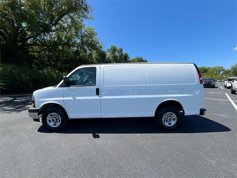 Used 2022 GMC Savana 2500 w/ Driver Convenience Package image 7