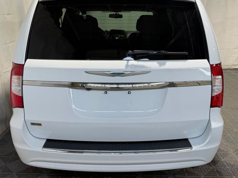Used 2015 Chrysler Town & Country Touring FWD image 8