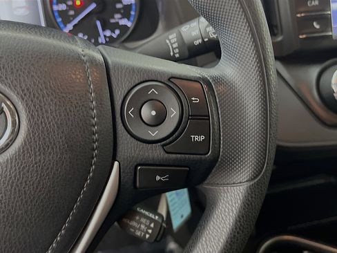 Used 2018 Toyota RAV4 LE FWD image 20
