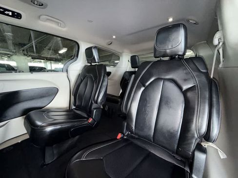 Used 2023 Chrysler Pacifica Touring-L FWD image 22