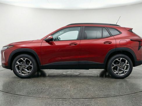 Used 2025 Chevrolet Trax LT FWD image 3
