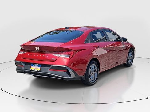 Used 2024 Hyundai Elantra Blue FWD image 5