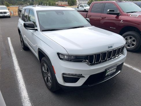Used 2024 Jeep Grand Cherokee Limited 4xe AWD/4WD image 3