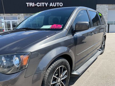 Used 2016 Dodge Grand Caravan SXT image 2