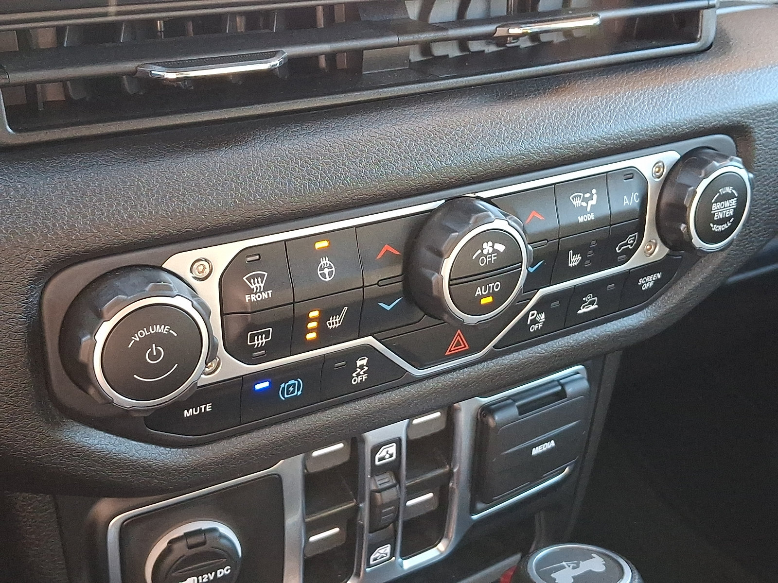 Used 2024 Jeep Wrangler Unlimited w/ Convenience Group AWD/4WD image 15