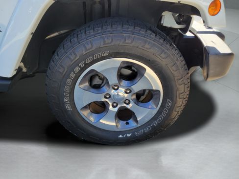 Used 2018 Jeep Wrangler Unlimited Sahara AWD/4WD image 29