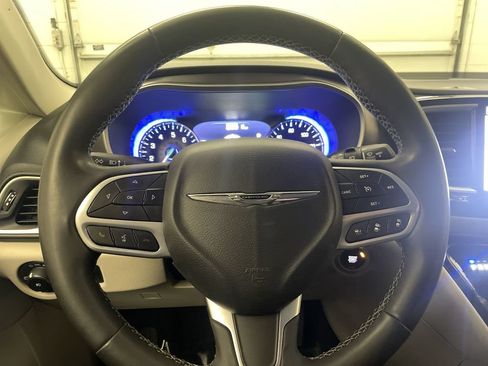 Used 2022 Chrysler Pacifica Touring-L FWD image 5