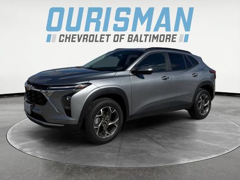 Used 2025 Chevrolet Trax LT w/ Driver Confidence Package FWD image 2