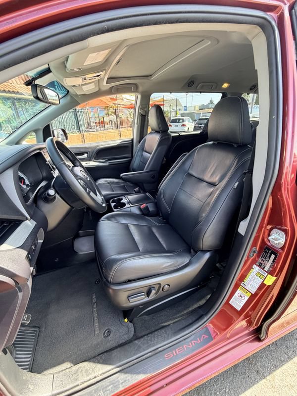 Used 2017 Toyota Sienna SE w/ SE Preferred Package FWD image 17
