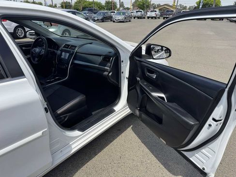 Used 2017 Toyota Camry SE w/ Moonroof Package FWD image 15
