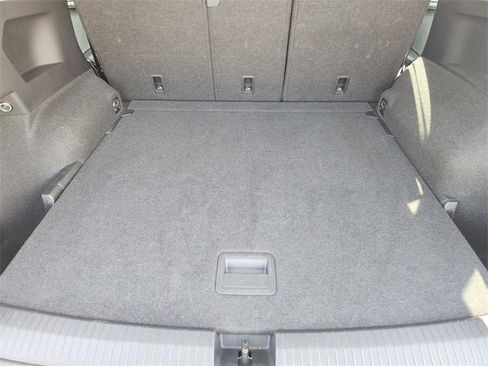 Used 2024 Volkswagen Tiguan SE image 32