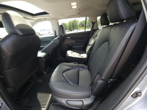 Used 2023 Toyota Highlander XLE FWD image 17