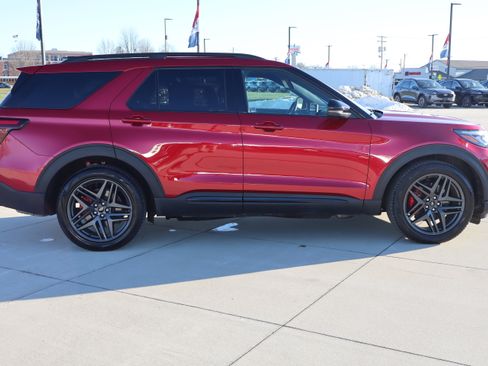 Used 2025 Ford Explorer ST image 4