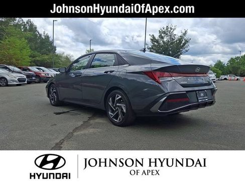 Used 2025 Hyundai Elantra Limited FWD image 25