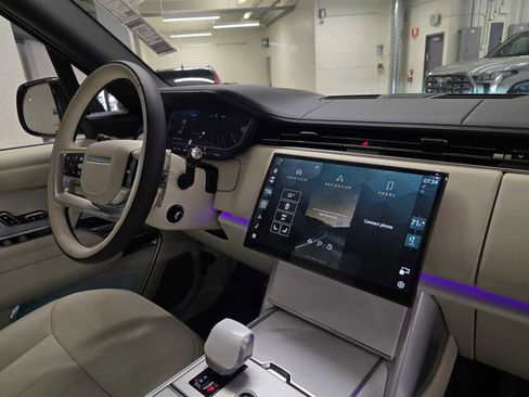 New 2025 Land Rover Range Rover SV image 10