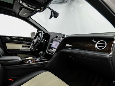 Used 2019 Bentley Bentayga image 44