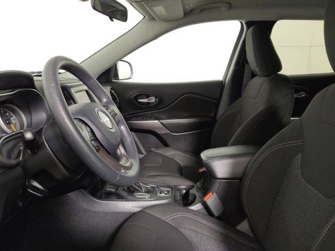 Used 2019 Jeep Cherokee Latitude w/ Popular Appearance Group FWD image 17