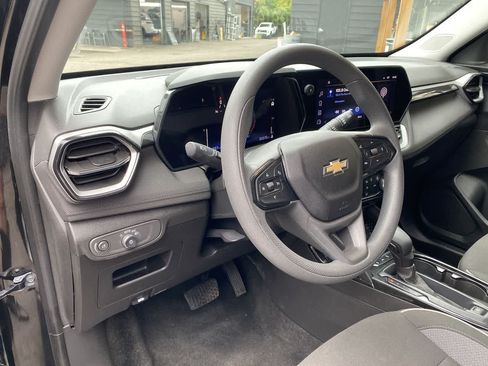 Used 2025 Chevrolet TrailBlazer LT AWD/4WD image 2