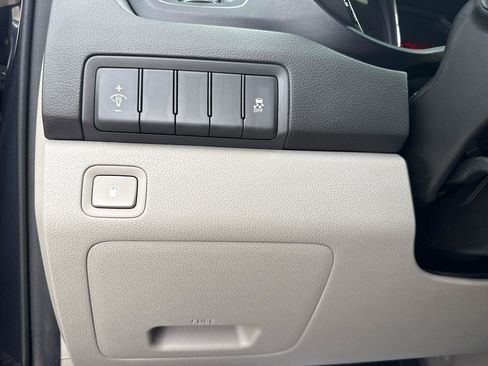 Used 2017 Kia Sedona LX image 36