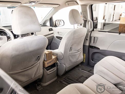 Used 2012 Toyota Sienna LE FWD image 31