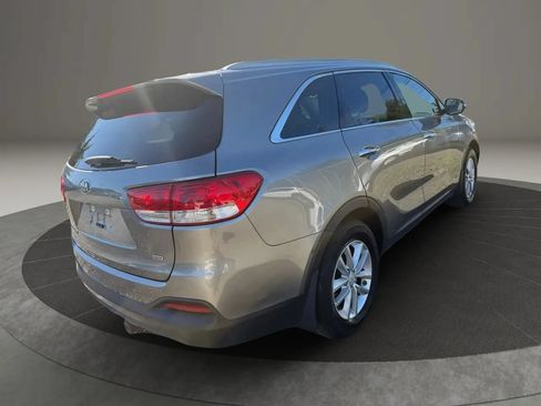 Used 2018 Kia Sorento FWD image 5