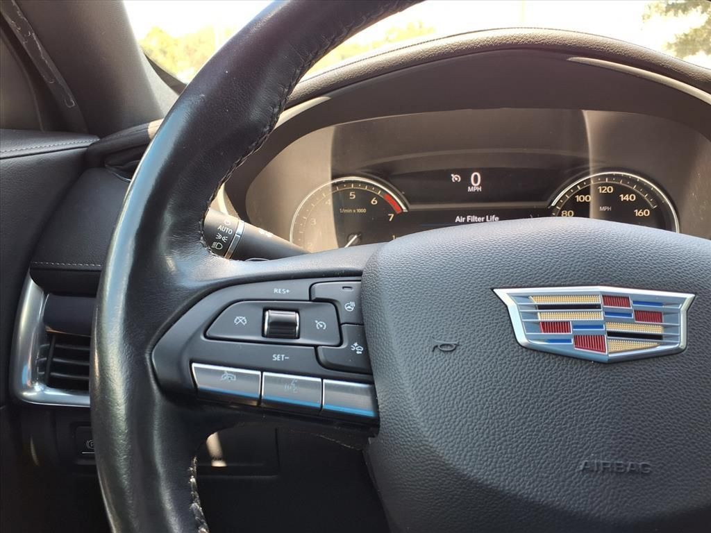 Used 2023 Cadillac XT4 Luxury w/ Cold Weather Package FWD image 27
