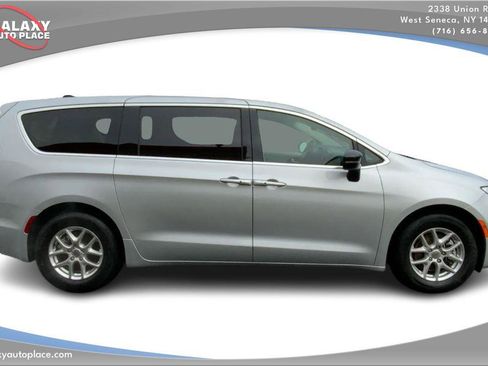 Used 2024 Chrysler Pacifica Touring-L FWD image 4