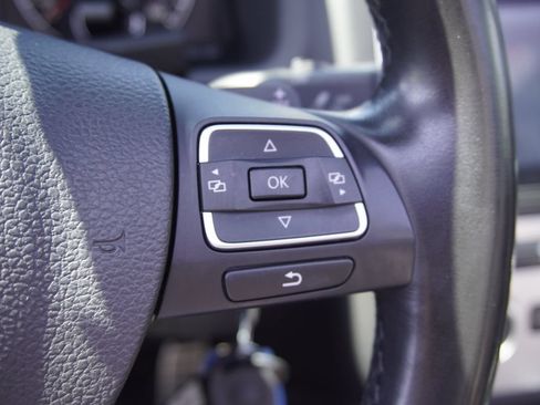 Used 2013 Volkswagen Eos FWD image 17