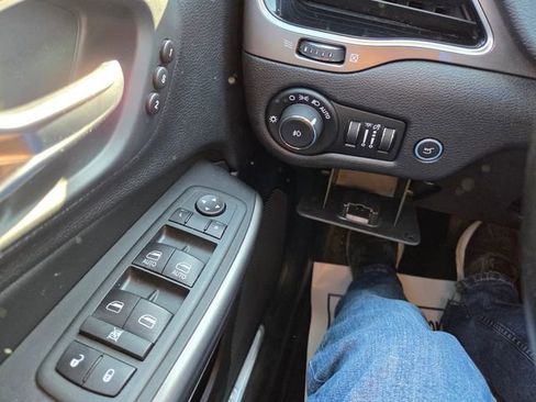 Used 2020 Jeep Cherokee Limited image 26