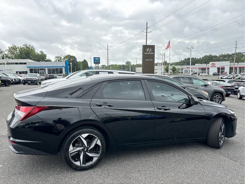 Used 2023 Hyundai Elantra SEL w/ Convenience Package FWD image 3