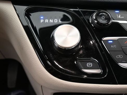 Used 2024 Chrysler Pacifica Select image 20