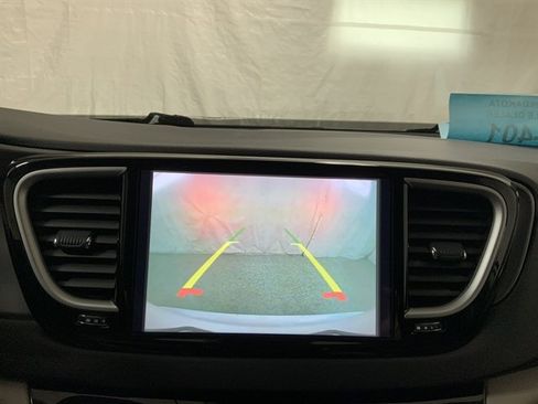 Used 2024 Chrysler Pacifica Touring-L FWD image 34