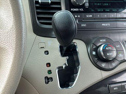 Used 2014 Toyota Sienna LE FWD image 16