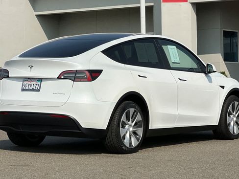 Used 2023 Tesla Model Y Long Range AWD/4WD image 2