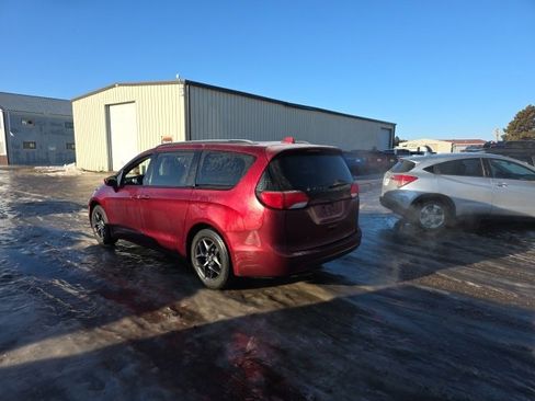 Used 2018 Chrysler Pacifica Touring-L w/ Advanced Safetytec Group image 4