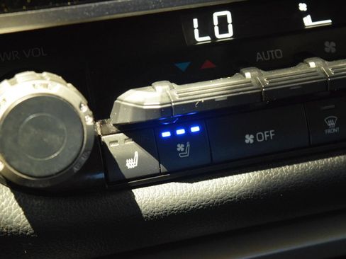 Used 2022 Toyota Tundra Limited w/ Power Package RWD image 39