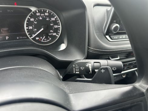 Used 2023 Nissan Rogue S AWD/4WD image 22