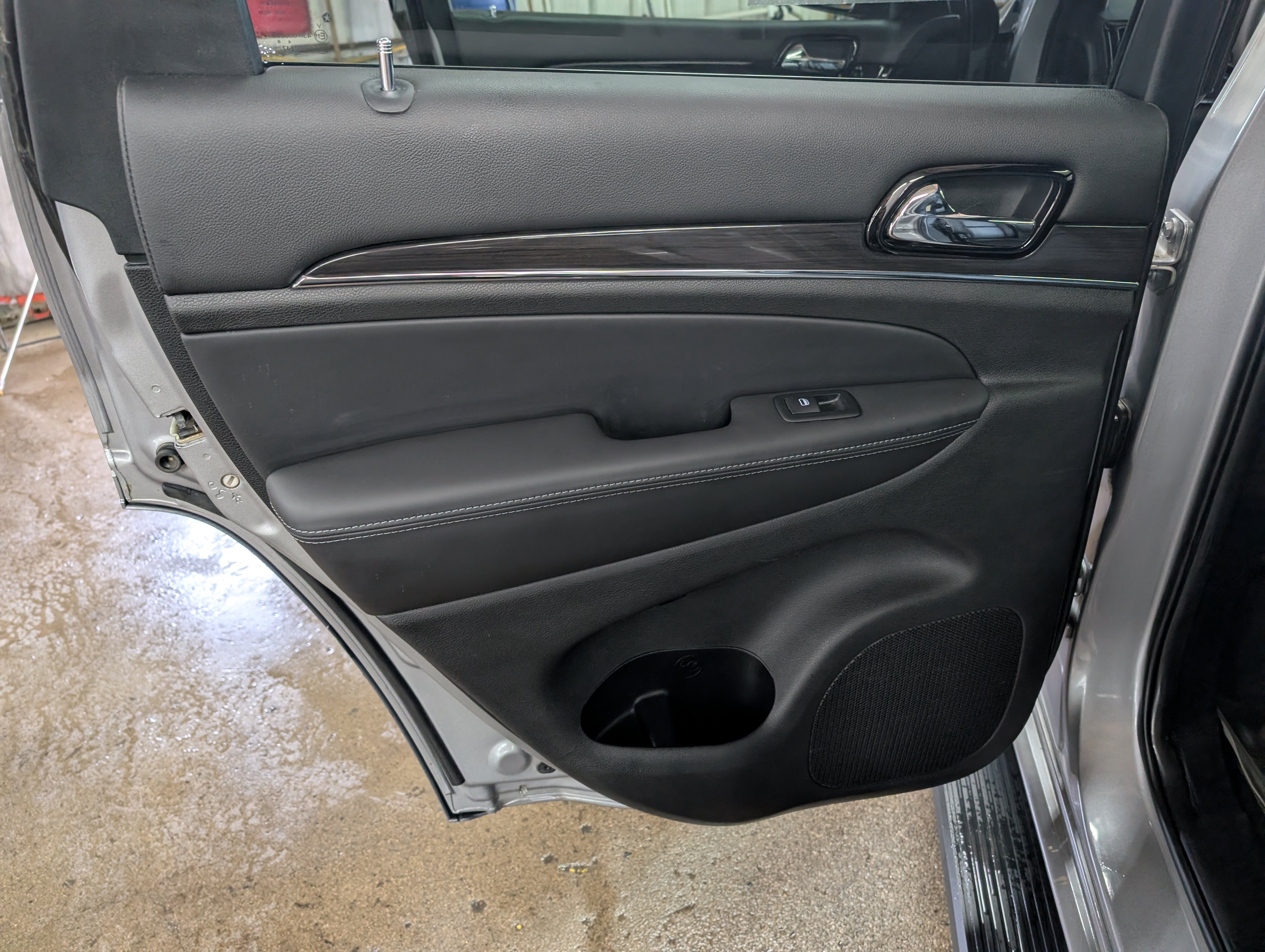 Used 2019 Jeep Grand Cherokee Overland AWD/4WD image 11