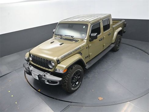 Used 2025 Jeep Gladiator Sport image 11