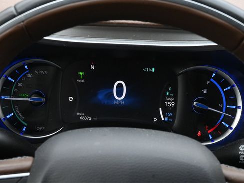 Used 2021 Chrysler Pacifica Limited w/ Uconnect Theater Family Group image 11