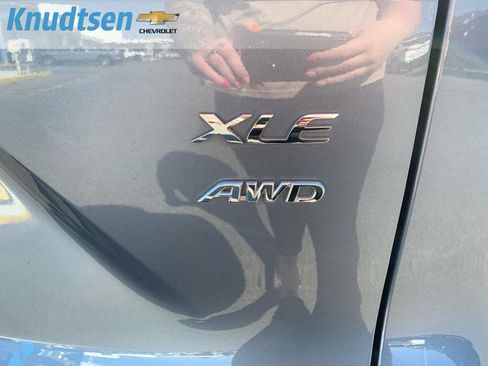 Used 2022 Toyota Corolla Cross XLE w/ Convenience Package AWD/4WD image 9
