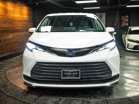 Used 2022 Toyota Sienna LE image 4