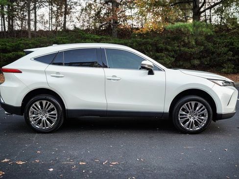 Used 2022 Toyota Venza XLE image 12