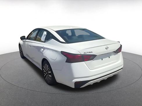 Used 2025 Nissan Altima 2.5 SV FWD image 11