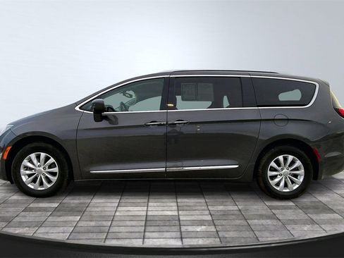 Used 2019 Chrysler Pacifica Touring-L image 8