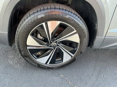 Used 2025 Volkswagen Taos SE image 12